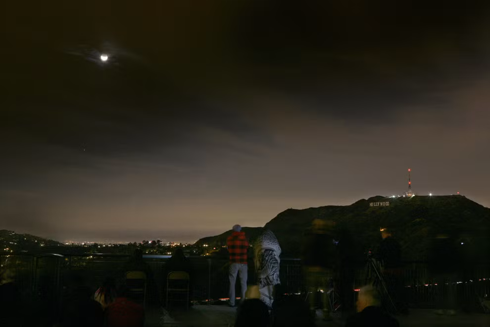 Một nhóm người đang xem nguyệt thực ở Đài quan sát Griffith, gần đồi Hollywood, Los Angeles.