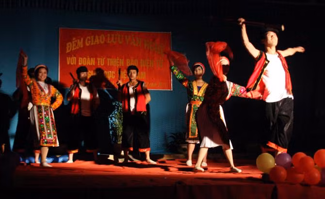 Mở đầu là tiết mục Múa mông trên bản Mông rất ấn tượng của nhóm Cao nguyên xanh đã thu hút được sự chú ý của mọi người.