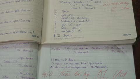 Hai bài kiểm tra nhận điểm 1 của học sinh