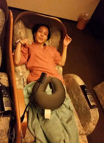 Hình ảnh danh hài Việt Hương phải ngủ trên ghế massage. Hình ảnh danh hài Việt Hương phải ngủ trên ghế massage.