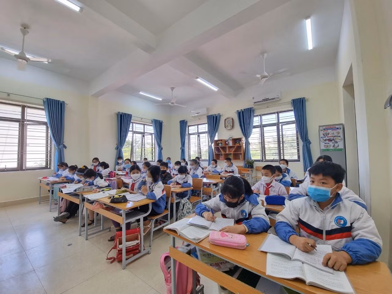 Toàn cán bộ, giáo viên, phụ huynh học sinh Trường Tiểu học Thành Tô đều được tuyên truyền, nắm vững thông tin về quyền và trách nhiệm khi tham gia bảo hiểm y tế (Ảnh: Phạm Linh) Toàn cán bộ, giáo viên, phụ huynh học sinh Trường Tiểu học Thành Tô đều được tuyên truyền, nắm vững thông tin về quyền và trách nhiệm khi tham gia bảo hiểm y tế (Ảnh: Phạm Linh)