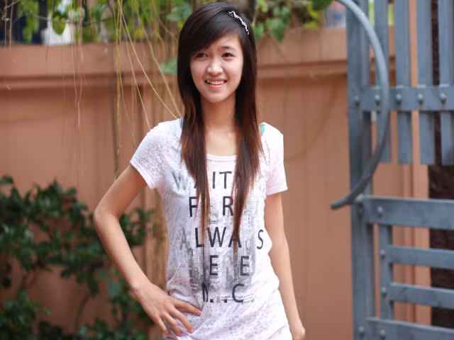 Đỗ Thị Luyện là một cô gái yêu đời, yêu nghệ thuật ca hát. Cô bé ước mơ trở thành một ca sĩ.