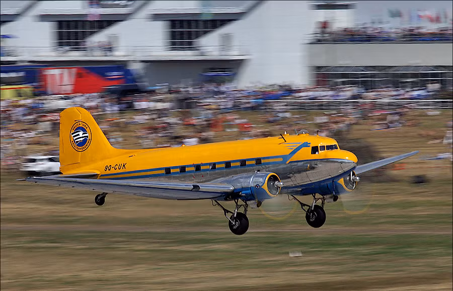 Một chiếc Douglas Dakota. Một chiếc Douglas Dakota.