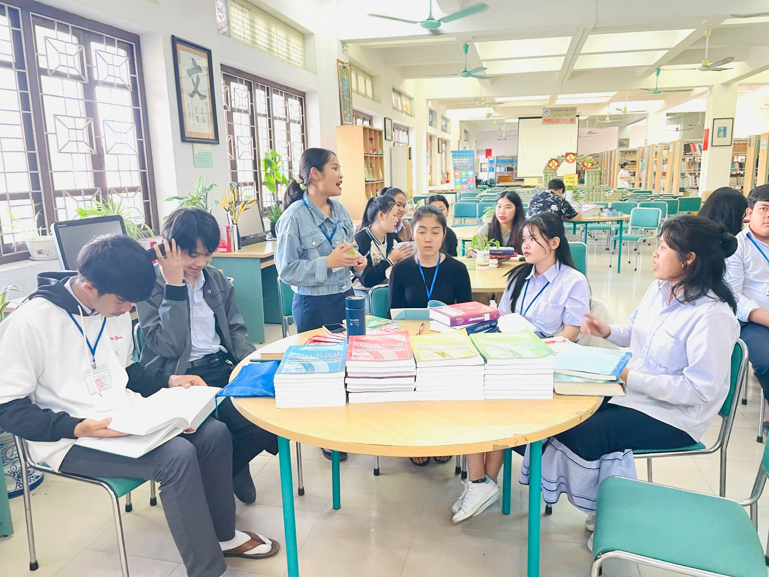Sinh viên Trường Cao đẳng Sư phạm Thừa Thiên Huế tại buổi tập huấn bồi dưỡng kiến thức thông tin thư viện (Nguồn: fanpage nhà trường). Sinh viên Trường Cao đẳng Sư phạm Thừa Thiên Huế tại buổi tập huấn bồi dưỡng kiến thức thông tin thư viện (Nguồn: fanpage nhà trường).