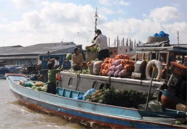 Đi chợ nổi Cái Răng thích nhất là bắt gặp cảnh thương hồ giao hàng: người bán đứng trên ghe lớn giao từng túi, giỏ hàng... cho thuyền nhỏ. Kẻ chuyền, người nhận nhịp nhàng, điệu nghệ trông thật tuyệt. Bạn sẽ thích thú khi được hòa mình vào thế giới thu nhỏ giữa mênh mông trời, nước; ấm lòng với những nụ cười hiền hậu, thân thương