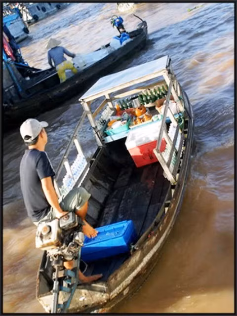 Cũng giống như trên bờ, ở chợ nổi không chỉ có hàng trái cây mà còn có cả những chiếc thuyền, ghe chở hủ tiếu, cà phê, thuốc lá, bia, tạp phẩm... phục vụ cho những tiểu thương trên sông. Những "tài xế" này điêu luyện tới mức có thể dùng chân điều khiển ghe len lỏi khắp nơi phục vụ khách có nhu cầu