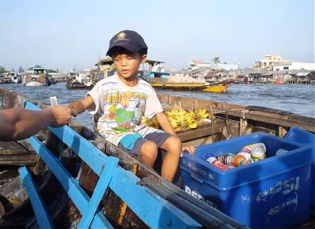 Bé Toại giúp mẹ bán hàng