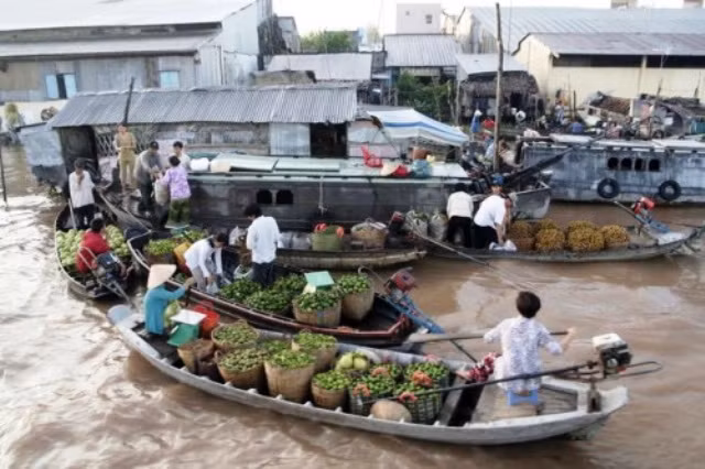 Cảnh mua bán ở chợ nổi diễn ra chóng vánh với giá cả hào phóng, hiếm có chuyện trả giá cò kè. Thông thường, khoảng 8, 9 giờ sáng, khi nắng vừa lên thì vãn. Người bán quay về với công việc ruộng vườn; người mua thì bắt đầu một cuộc hành trình mới đến các địa phương khác để tiêu thụ sản phẩm của mình. Và cứ thế, hôm sau họ lại gặp nhau