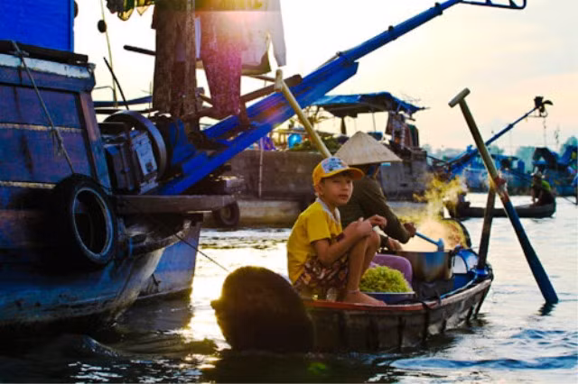 Mới tờ mờ sáng, từ bến Ninh Kiều (thành phố Cần Thơ - thủ phủ của Tây Đô cũ) hướng tầm mắt ra dòng Hậu Giang hiền hòa, thơ mộng đã thấy những chiếc ghe chất đầy ắp sản vật chạy ngược xuôi. Ở miền Tây, do sông ngòi chẳng chịt nên ghe, xuồng trở thành phương tiện đi lại chủ yếu của người dân, giống như xe máy ở chốn thành thị