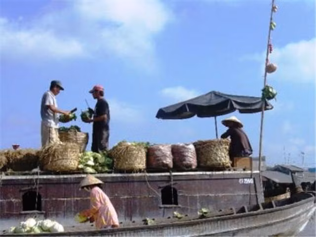Trao đổi hàng hóa, nông sản với các hộ gia đình khác