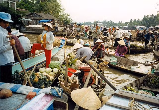 Chợ nổi Cái Răng là một trong những điểm tham quan đặc sắc nhất ở Cần Thơ, là một nét văn hóa đặc sắc ở vùng đồng bằng sông nước Cửu Long, thu hút rất nhiều du khách, đặc biệt là khách nước ngoài. Ðến Cần Thơ mà chưa đi chợ nổi Cái Răng thì kể như chưa biết về đất Tây Ðô này