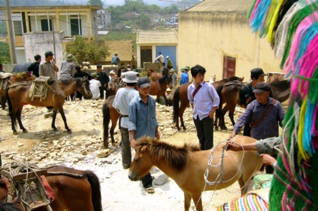 Gần trưa, phiên chợ vẫn chưa ngớt người Gần trưa, phiên chợ vẫn chưa ngớt người
