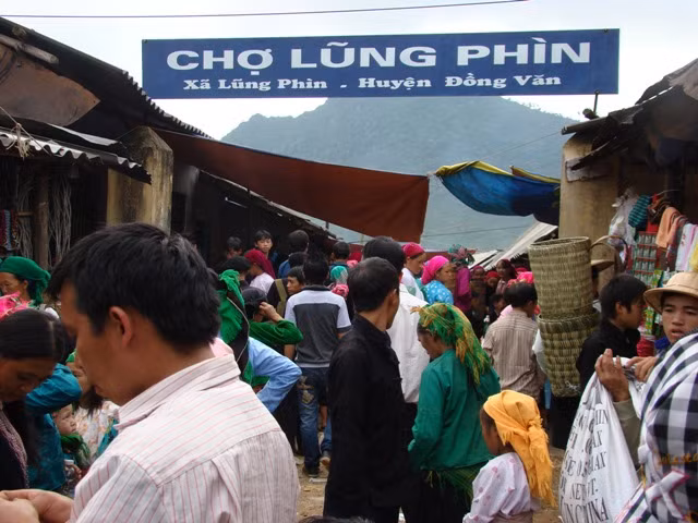 Chợ phiên Lũng Phìn còn có tên gọi là chợ Lùi. Nghĩa là nếu phiên chợ tuần này họp vào chủ nhật thì tuần sau sẽ họp vào thứ bảy, hay tuần này họp vào thứ sáu thì thì tuần sau sẽ họp vào thứ năm… cứ như vậy phiên chợ sẽ họp lùi dần cho hết các ngày trong tuần. Chợ phiên Lũng Phìn còn có tên gọi là chợ Lùi. Nghĩa là nếu phiên chợ tuần này họp vào chủ nhật thì tuần sau sẽ họp vào thứ bảy, hay tuần này họp vào thứ sáu thì thì tuần sau sẽ họp vào thứ năm… cứ như vậy phiên chợ sẽ họp lùi dần cho hết các ngày trong tuần.