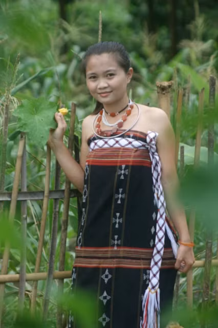 Nét đẹp trang phục truyền thống của thiếu nữ dân tộc Ve Nét đẹp trang phục truyền thống của thiếu nữ dân tộc Ve
