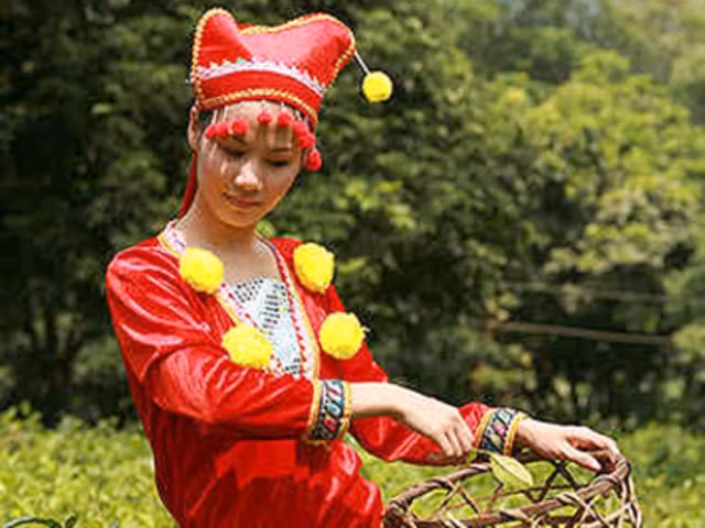 Nét trang phục riêng của người Dao đỏ (Sơn La) Nét trang phục riêng của người Dao đỏ (Sơn La)