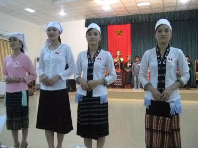 Trang phục nữ của dân tộc Thổ Trang phục nữ của dân tộc Thổ