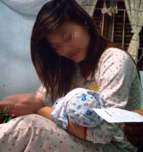 Đắng lòng cảnh trẻ con chăm trẻ con Đắng lòng cảnh trẻ con chăm trẻ con