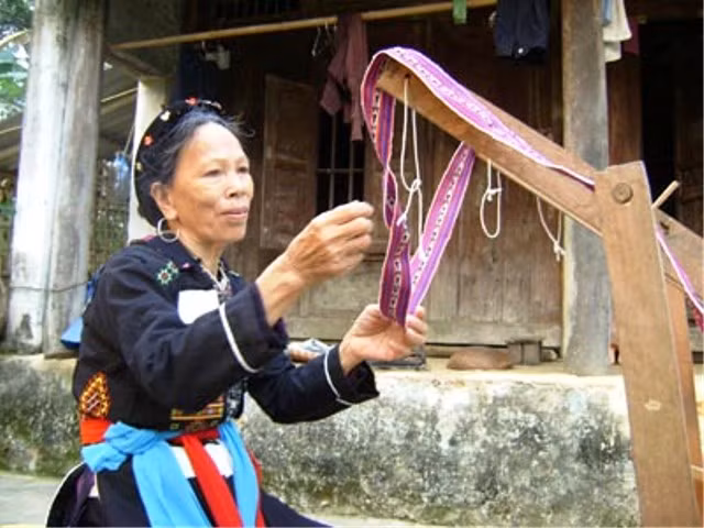 Lễ cấp nhà xe cho người chết của người Cao Lan: Con cháu của tang chủ cùng thầy cúng và các đạo tràng làm lễ tổ chức mua nhà xe (xe tang) và bàn giao nhà cho người chết. Lúc này nhà xe đã làm xong gia chủ phải chuẩn bị 2 mâm lễ, 1 mâm lễ chay gồm: gừng, trà, trầu cau; một mâm lễ mặn gồm: Thịt lợn, xôi, rượu.