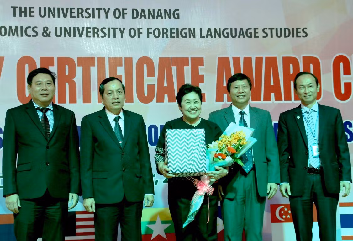 Đại học Đà Nẵng đón nhận chứng nhận đạt kiểm định chất lượng quốc tế cho ba chương trình đào tạo. Ảnh: AN