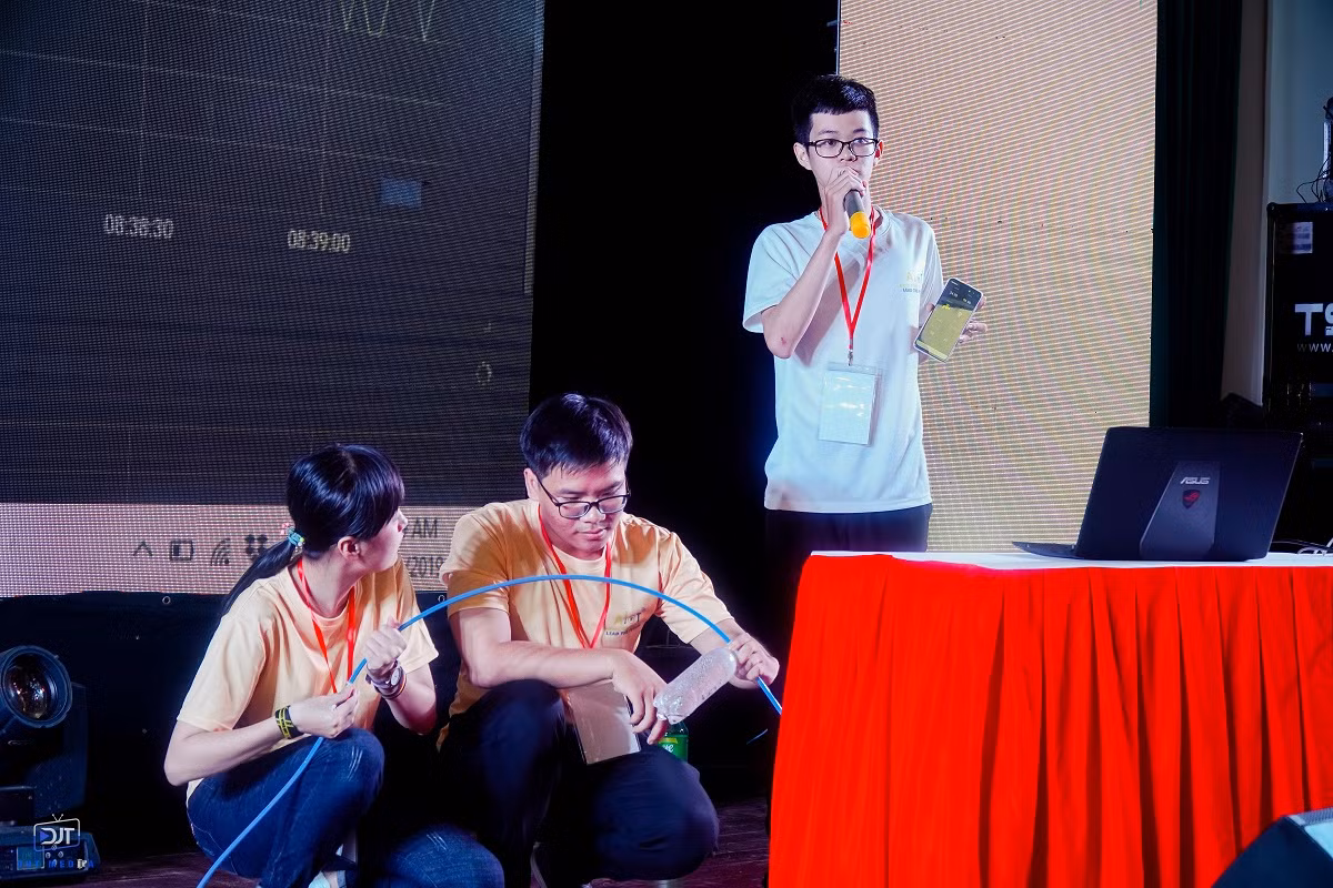 Hệ thống tưới lan thông minh được điều khiển bằng Smartphone của nhóm học sinh cấp ba. Ảnh: XT
