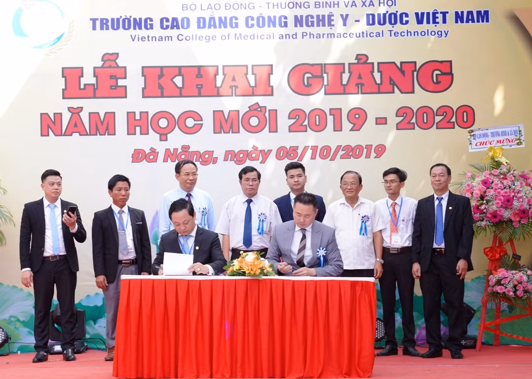 Nhà trường ký kết hợp tác với các tổ chức, doanh nghiệp trong lễ khai giảng. Ảnh: AN