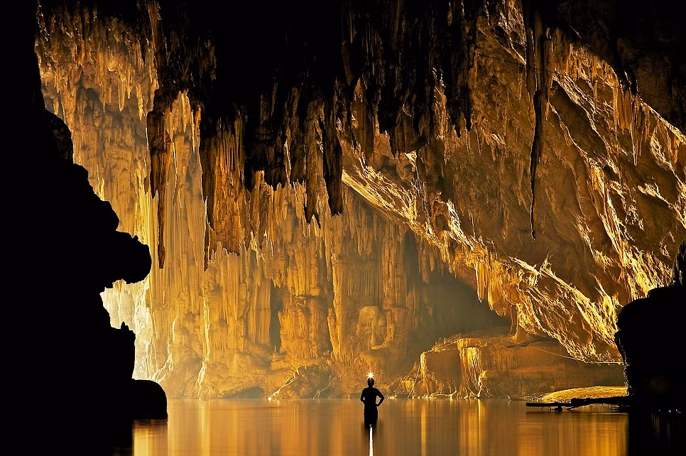 Quang cảnh hang động Tham Lod trước khi mặt trời lặn. Đây là một trong hàng trăm hang động trong vùng Pang Mapha Quang cảnh hang động Tham Lod trước khi mặt trời lặn. Đây là một trong hàng trăm hang động trong vùng Pang Mapha