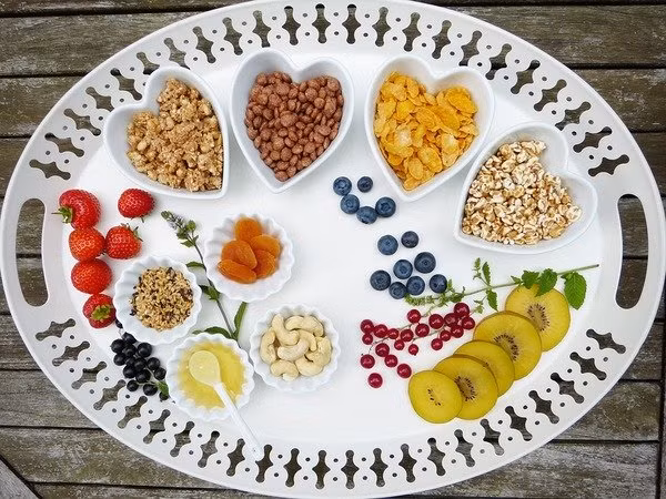 Tiêu thụ thực phẩm giàu protein và carbohydrate giúp tăng cân lành mạnh (Ảnh: theo boldsky). Tiêu thụ thực phẩm giàu protein và carbohydrate giúp tăng cân lành mạnh (Ảnh: theo boldsky).
