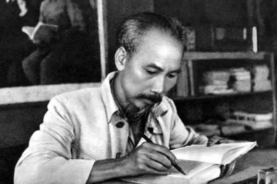 Chủ tịch Hồ Chí Minh luôn nghiên cứu, tìm tòi để bổ sung thông tin cho mỗi bài báo. Ảnh: Tư liệu