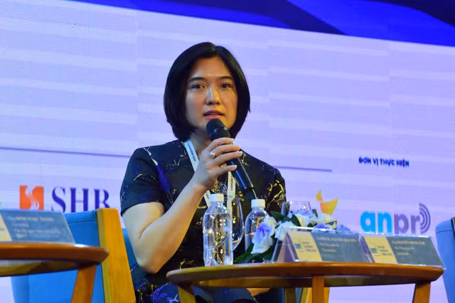 Phó Tổng giám đốc VietcombankPhùng Nguyễn Hải Yến chia sẻ tại Hội thảo về sựđáp ứng của Vietcombank trong thanh toán các dịch vụ công. Phó Tổng giám đốc VietcombankPhùng Nguyễn Hải Yến chia sẻ tại Hội thảo về sựđáp ứng của Vietcombank trong thanh toán các dịch vụ công.