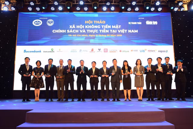 Thống đốc Ngân hàng nhà nước Lê Minh Hưng cùng đại diện Ban tổ chức tặng kỷ niệm chương cho đại diện các đơn vị đã tham gia và đồng hành cùng Hội thảo. Thống đốc Ngân hàng nhà nước Lê Minh Hưng cùng đại diện Ban tổ chức tặng kỷ niệm chương cho đại diện các đơn vị đã tham gia và đồng hành cùng Hội thảo.