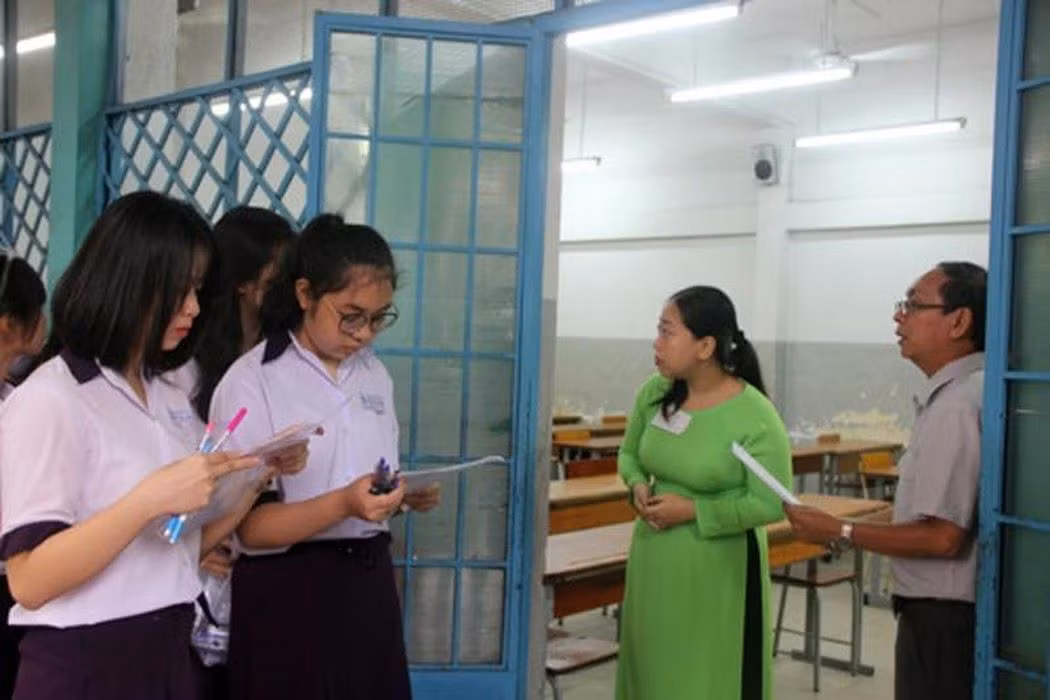 Thi trung học phổ thông quốc gia 2019, thí sinh phải xuất trình thẻ dự thi thì mới được vào phòng thi theo đúng quy định. (Ảnh minh họa: Báo Giáo dục và Thời đại) Thi trung học phổ thông quốc gia 2019, thí sinh phải xuất trình thẻ dự thi thì mới được vào phòng thi theo đúng quy định. (Ảnh minh họa: Báo Giáo dục và Thời đại)