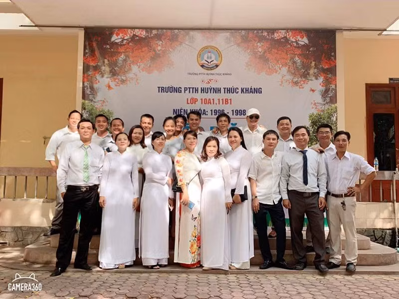 Một số học sinh của lớp 10a1,b1 và thầy giáo chủ nhiệm Đỗ Tấn Ngọc (Ảnh: tác giả cung cấp). Một số học sinh của lớp 10a1,b1 và thầy giáo chủ nhiệm Đỗ Tấn Ngọc (Ảnh: tác giả cung cấp).