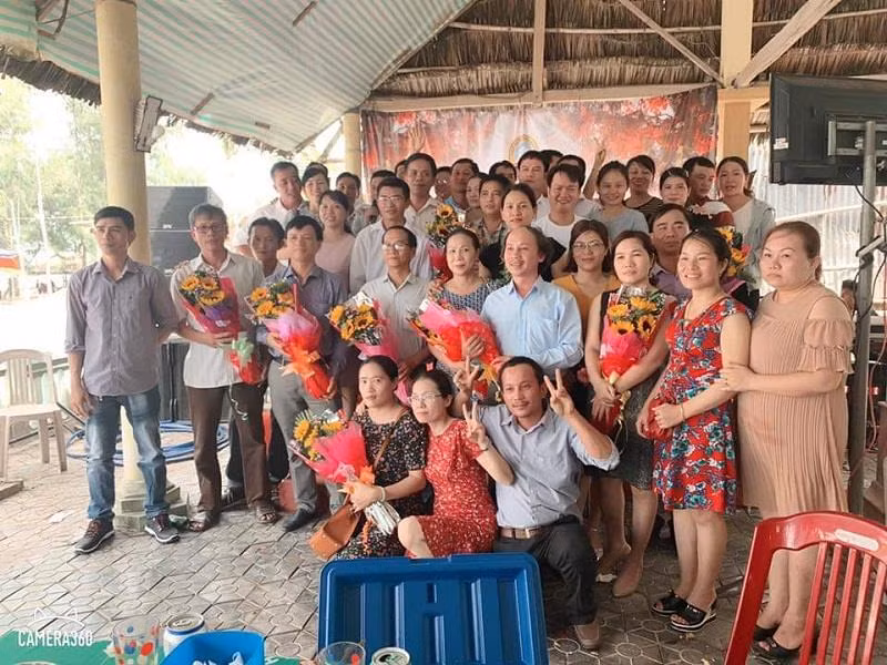 Thầy cô và học trò lớp 10a1,11b1 vui vẻ trong ngày gặp lại (Ảnh: tác giả cung cấp). Thầy cô và học trò lớp 10a1,11b1 vui vẻ trong ngày gặp lại (Ảnh: tác giả cung cấp).