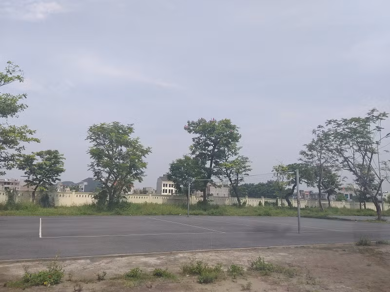Hạng mục sân bóng rổ được cải tạo nhưng không báo cáo và không được cơ quan có thẩm quyền phê duyệt.