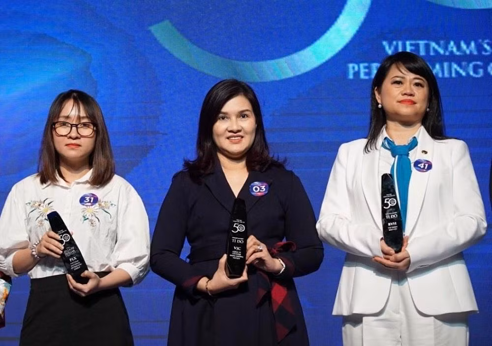 Bà Hồ Ngọc Yến Phương – Phó Tổng giám đốc Vietjet nhận giải thưởng. Bà Hồ Ngọc Yến Phương – Phó Tổng giám đốc Vietjet nhận giải thưởng.