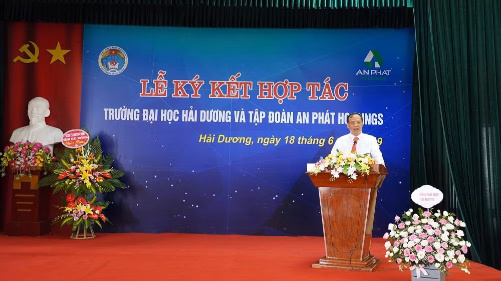 Ông Nguyễn Mạnh Hiển – Bí Thư Tỉnh Ủy Hải Dương phát biểu tại buổi lễ. Ông Nguyễn Mạnh Hiển – Bí Thư Tỉnh Ủy Hải Dương phát biểu tại buổi lễ.