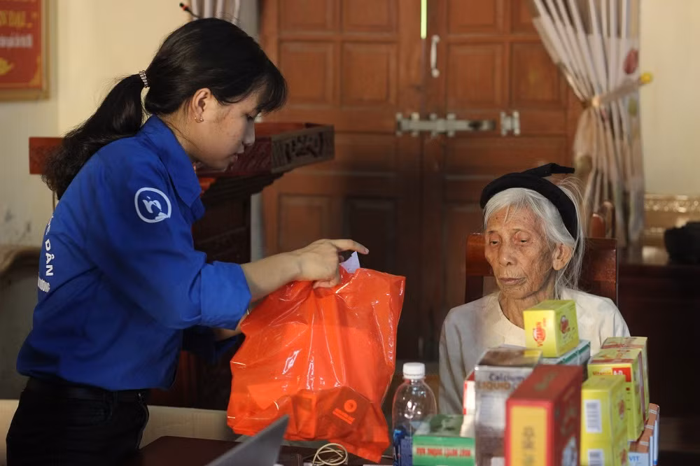 Các bạn thanh niên tình nguyện trao quà, cấp phát thuốc cho những hộ dân có hoàn cảnh khó khăn.