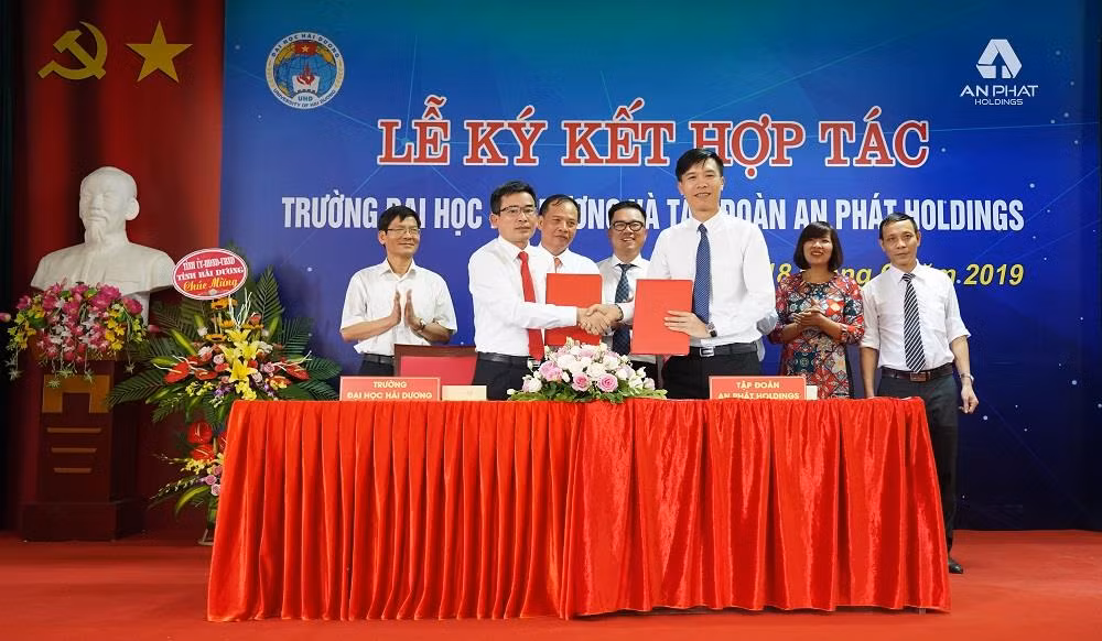 Lễ ký kết giữa hai bên có sự chứng kiến của Bí thư Tỉnh ủy Hải Dương và Chủ tịch Hội đồng quản trị Tập đoàn An Phát Holdings. Lễ ký kết giữa hai bên có sự chứng kiến của Bí thư Tỉnh ủy Hải Dương và Chủ tịch Hội đồng quản trị Tập đoàn An Phát Holdings.