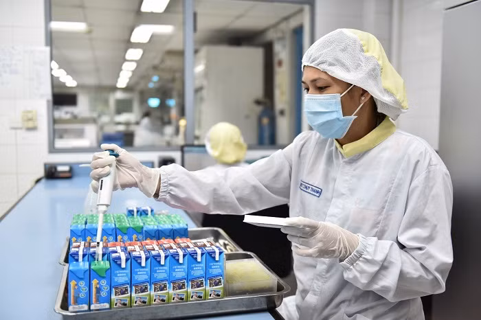 Cô Gái Hà Lan nỗ lực nghiên cứu những sản phẩm dinh dưỡng cân bằng phù hợp nhu cầu trẻ em Việt Nam. Cô Gái Hà Lan nỗ lực nghiên cứu những sản phẩm dinh dưỡng cân bằng phù hợp nhu cầu trẻ em Việt Nam.