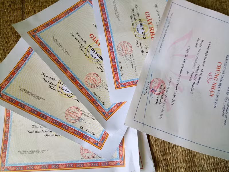 Em Lê Thị Hương là một học sinh chăm chỉ, đầy nghị lực, năm học nào cũng có thành tích tốt. Hương cũng đã từng tham dự nhiều cuộc thi do nhà trường, huyện, tỉnh tổ chức và đều có giấy khen thưởng (ảnh Hữu Chí/giaoduc.net.vn).