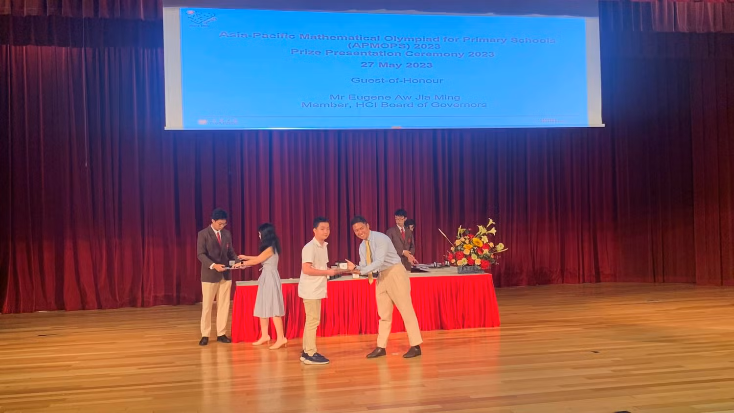 Đỗ Gia Bảo lên nhận Huy chương Vàng Apmops 2023 tại Singapore