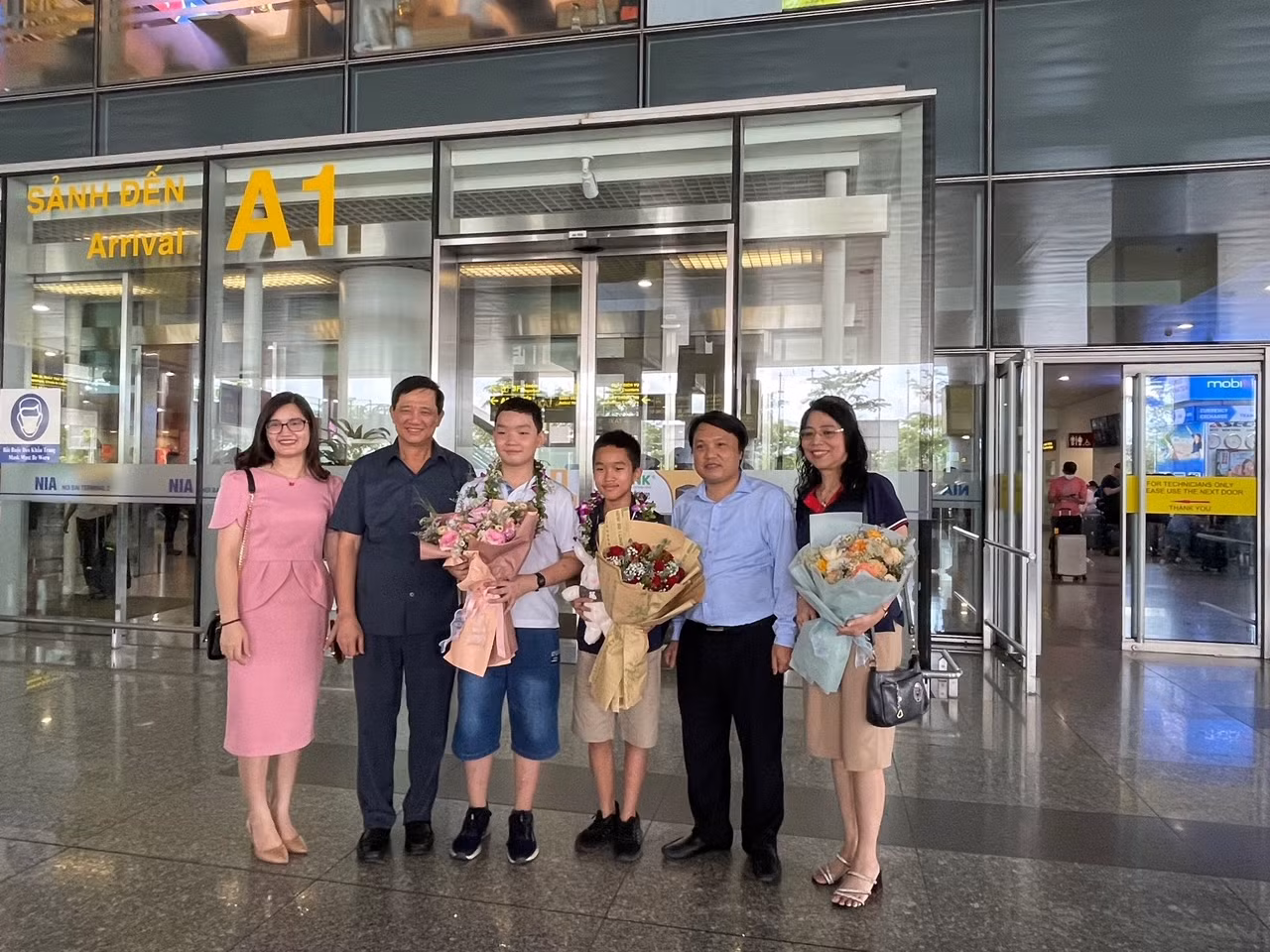 Từ trái sang phải: Hiệu trưởng Hoàng Thị Mận, ông Phạm Xuân Tiến, học sinh Đỗ Gia Bảo, học sinh Trần Hoàng Lâm, Tiến sĩ Tạ Ngọc Trí , Phó chủ tịch Hội đồng quản trị Lê Thị Bích Dung