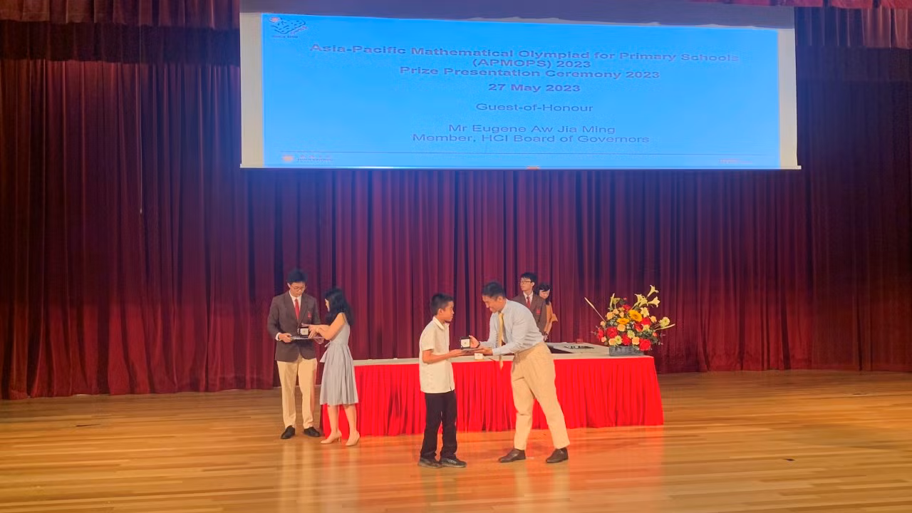 Trần Hoàng Lâm lên nhận Huy chương Vàng Apmops 2023 tại Singapore
