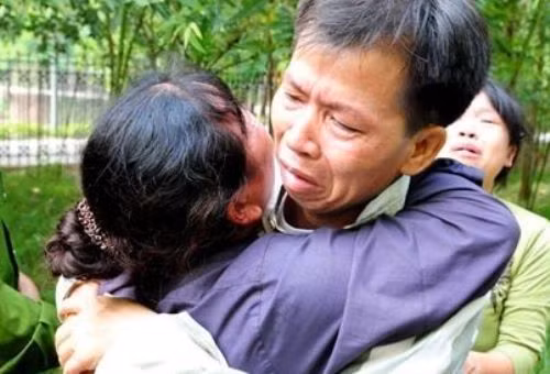 Ông Nguyễn Thanh Chấn tố cáo bị điều tra viên bức cung. Ông Nguyễn Thanh Chấn tố cáo bị điều tra viên bức cung.
