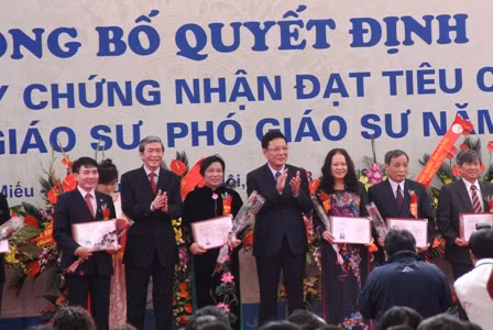 Rất nhiều người thân vào tặng hoa các tân Giáo sư, Phó Giáo sư (ngày 18/11) đã bị chặn lại bắt mua vé qua cửa. Rất nhiều người thân vào tặng hoa các tân Giáo sư, Phó Giáo sư (ngày 18/11) đã bị chặn lại bắt mua vé qua cửa.