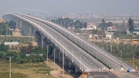 Theo tính toán của TS Nguyễn Xuân Thủy, làm hầm chui qua sông Hồng tốn gấp hai ba lần làm cầu trên cao, đó là một sự lãng phí.