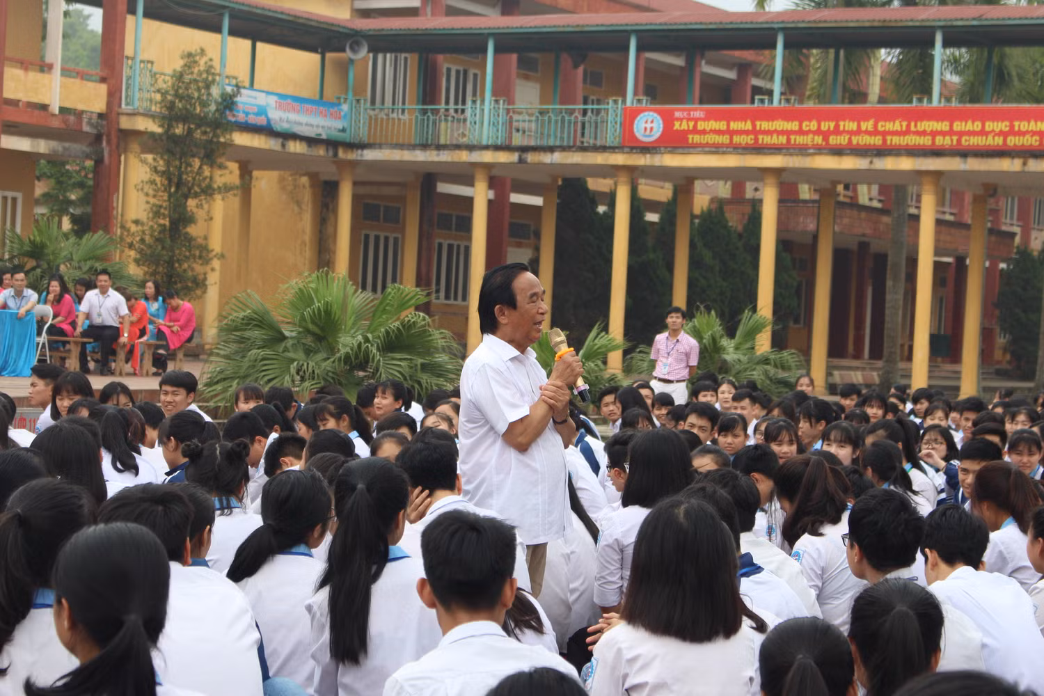 Giáo sư, Nhà giáo nhân dân Nguyễn Lân Dũng đã truyền cảm hứng cho gần 1000 học sinh trường Trung học phổ thông Hạ Hòa (Phú Thọ) (Ảnh: Lại Cường)