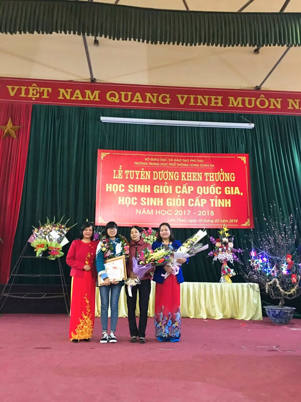 Cô giáo chủ nhiệm Cao Kim Giang, học sinh Bùi Thị Mỹ Huyền - giải Nhì quốc gia môn Ngữ văn, phụ huynh học sinh Huyền, và Cô giáo giảng dạy Nguyễn Thị Hải Yến. (Ảnh nhân vật cung cấp)