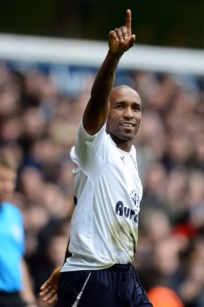 Jermain Defoe là người san bằng tỷ số cho đội chủ nhà Jermain Defoe là người san bằng tỷ số cho đội chủ nhà