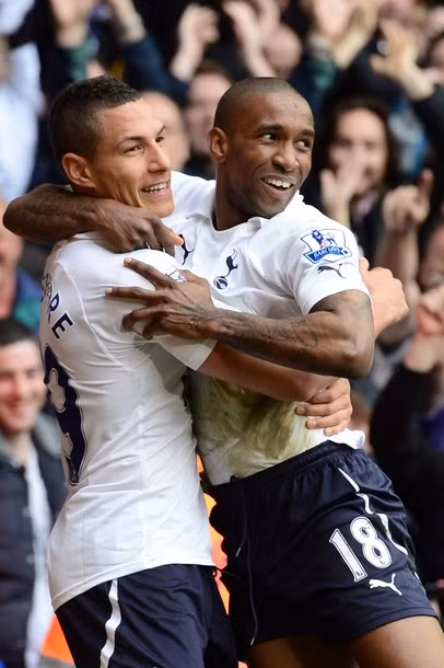 Jermain Defoe là người san bằng tỷ số cho đội chủ nhà Jermain Defoe là người san bằng tỷ số cho đội chủ nhà